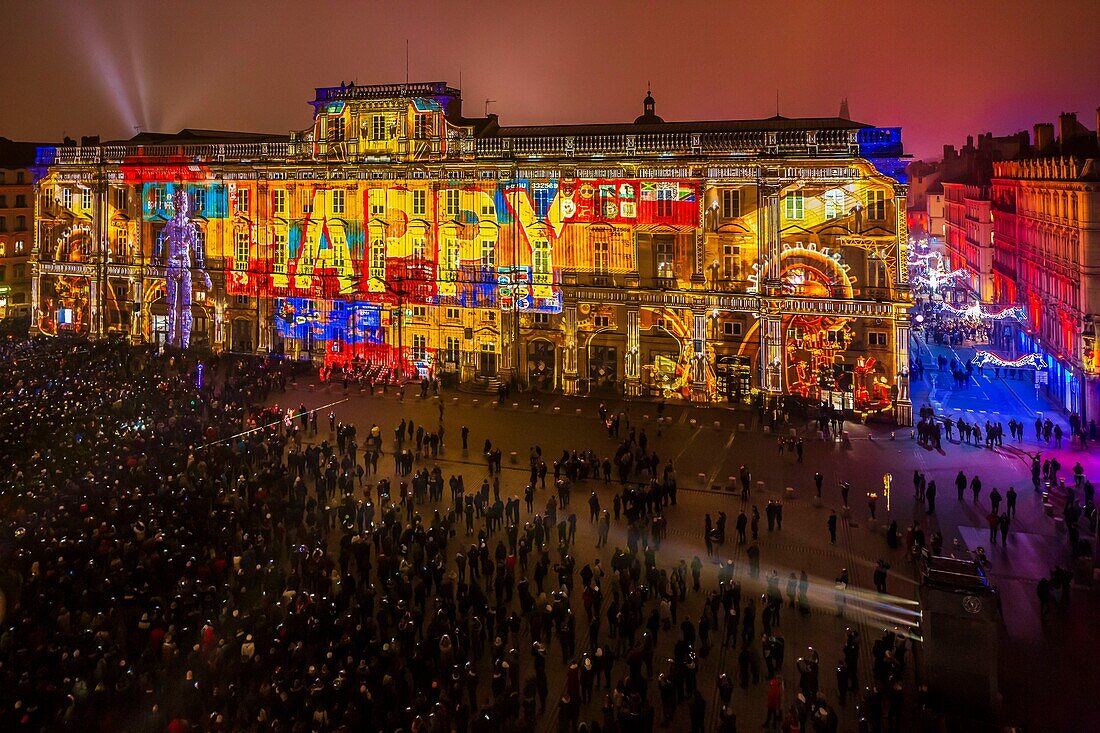 Frankreich, Rhone, Lyon, Presqu'ile, historische Stätte, die von der UNESCO zum Weltkulturerbe erklärt wurde, Place des Terreaux, das Palais des Beaux Arts während der Fete des Lumieres (Lichtfestival), zeigen eine kleine Geschichte des Lichts von Spectaculaires und den Allumeurs d'Images