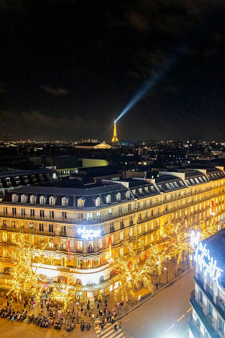 Frankreich, Paris, Boulevard Haussmann und der Eiffelturm