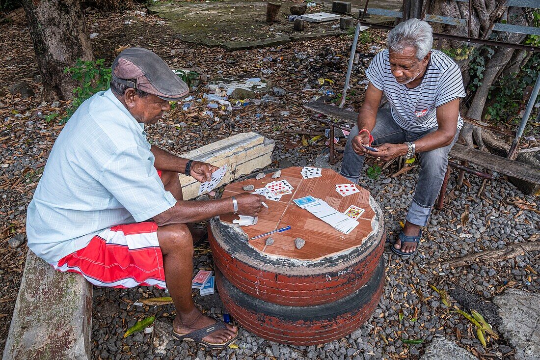 Mauritius, Stadtteil Grand Port, Mahebourg, Kartenspiel auf der Straße