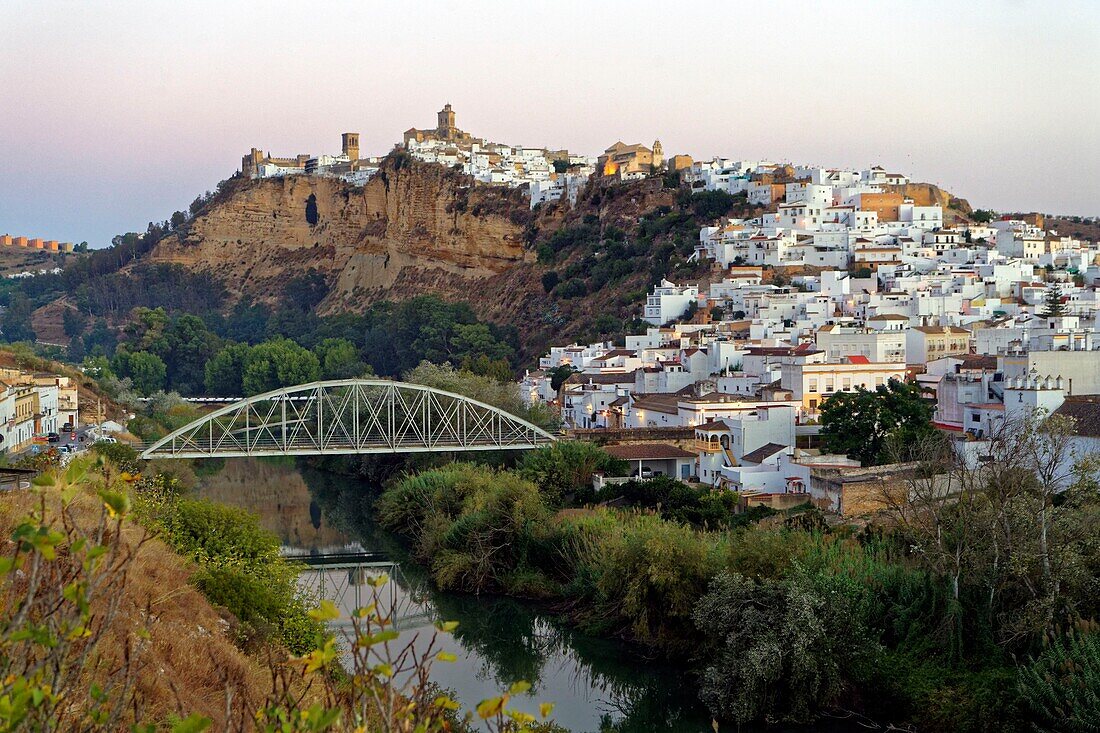 Spanien,Andalusien,Provinz Cádiz,Arcos de la Frontera,Route der weißen Dörfer (Ruta de los Pueblos Blancos),das Dorf auf einer Felsklippe und der Fluss Guadalete