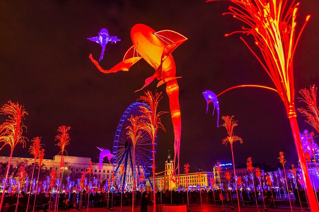 Frankreich,Rhone,Lyon,historische Stätte,die von der UNESCO zum Weltkulturerbe erklärt wurde,Place Bellecour (Bellecour-Platz) während der Fete des Lumieres (Lichtfest),Show Prairie ephemere von TILT und Porte par le Vent