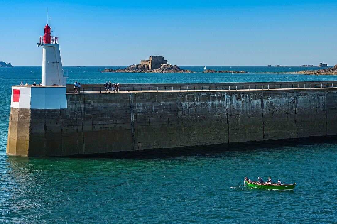 Frankreich,Ille et Vilaine,Cote d'Emeraude (Smaragdküste),Saint Malo,die Mole des Noires und das von Vauban entworfene Fort Petit-Bé im Hintergrund