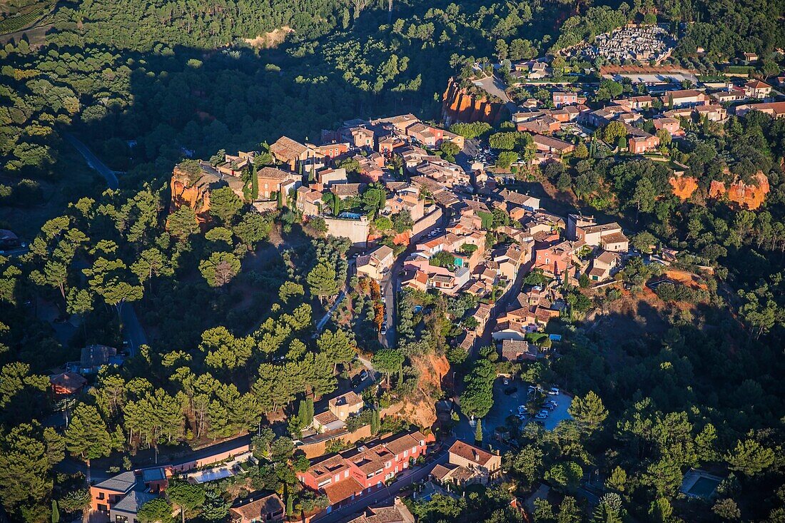 Frankreich,Vaucluse,regionaler Naturpark Luberon,Roussillon,ausgezeichnet als die schönsten Dörfer Frankreichs (Luftaufnahme)