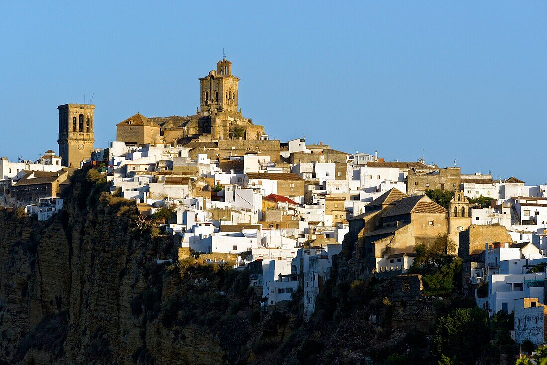 Spanien,Andalusien,Provinz Cádiz,Arcos de la Frontera,Route der weißen Dörfer (Ruta de los Pueblos Blancos),das Dorf auf einer Felsklippe,Kirche San Pedro