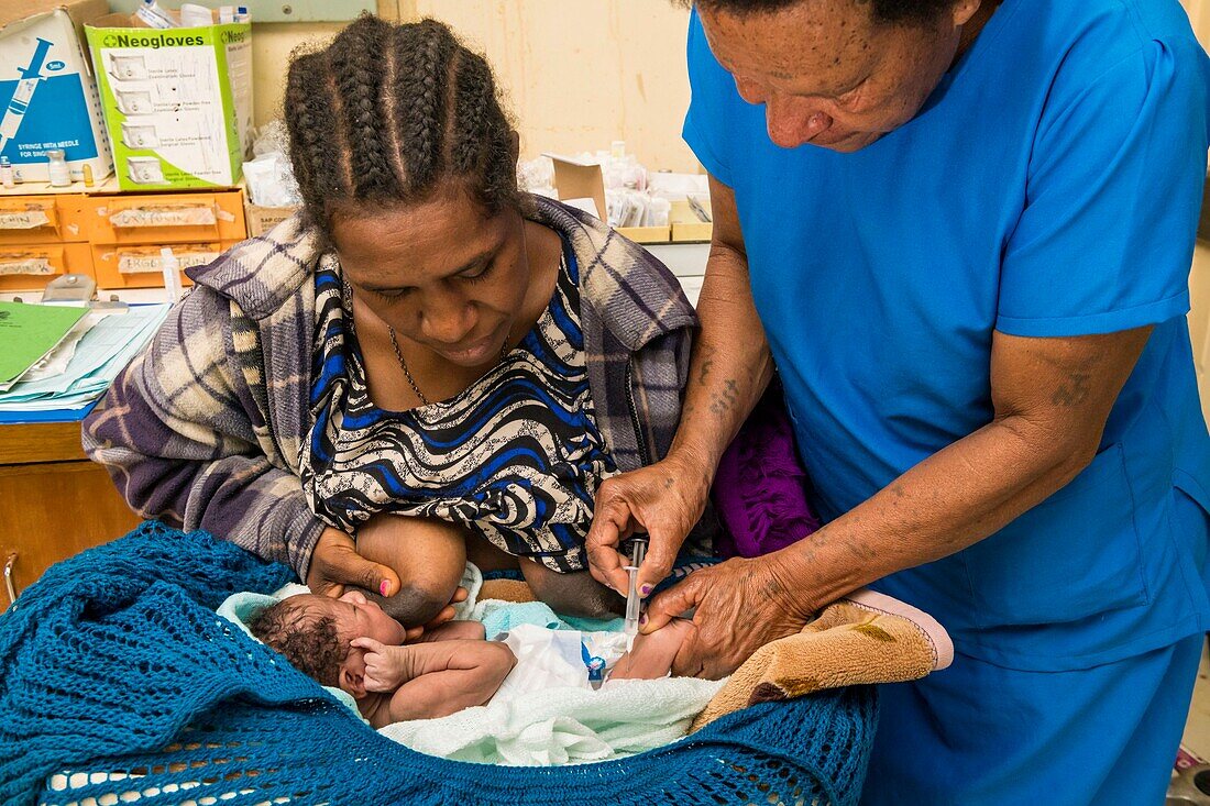 Papua New Guinea, Western Highlands Province, Mount Hagen, Mount Hagen Hospital, mother and his new bon baby, breast feeding and vaccination