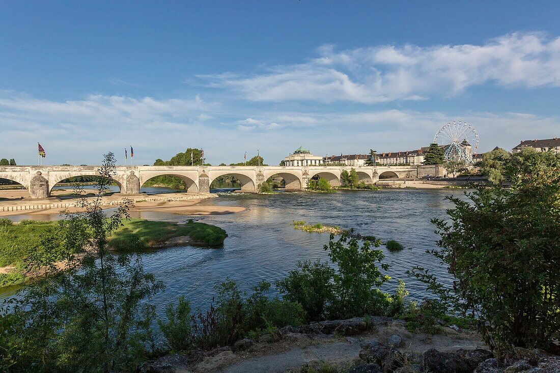 Frankreich,Indre et Loire,Loire-Tal als Weltkulturerbe der UNESCO,Tours,die Loire in Tours,die Stadt Tours von der Simon-Insel in der Mitte der Loire