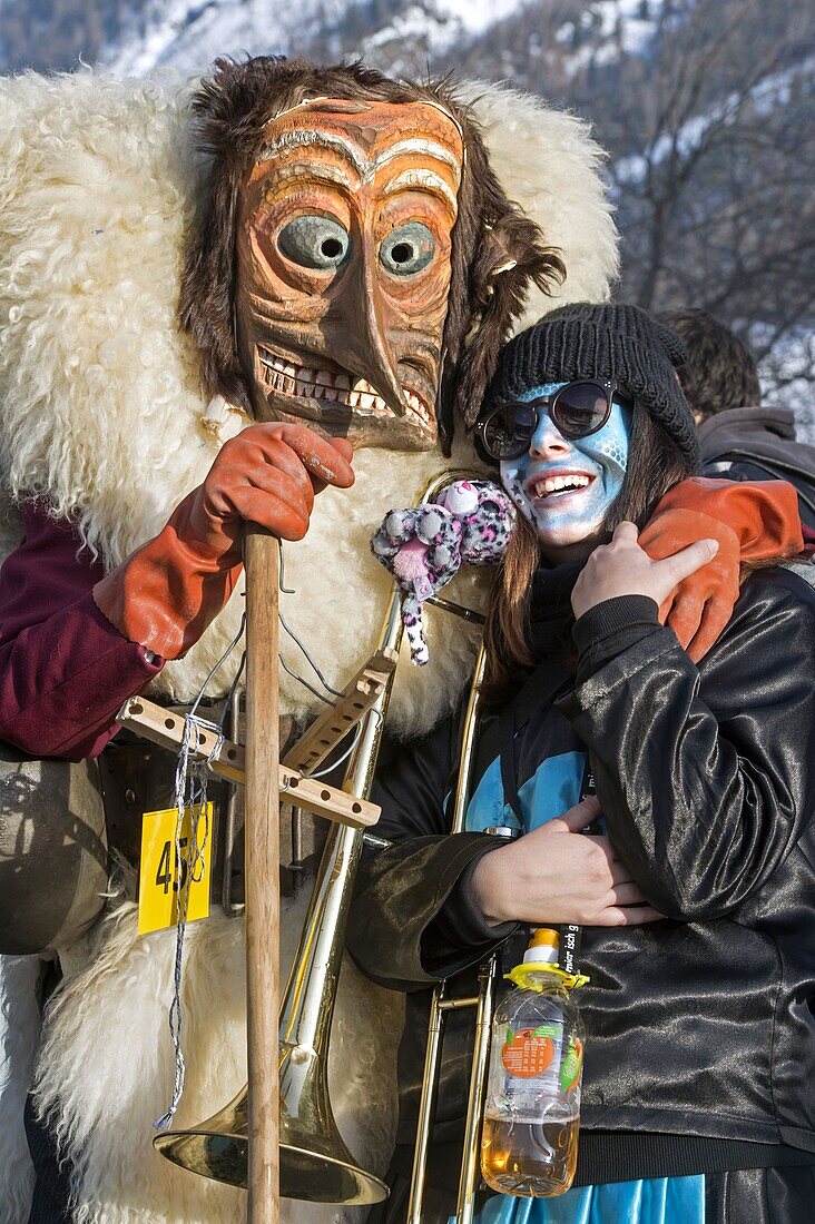 Schweiz,Wallis,Lotschental,Wiler,Tschaggatta Fasnacht,Kostüme aus Tierfellen,Holzmasken und Pferdehaar