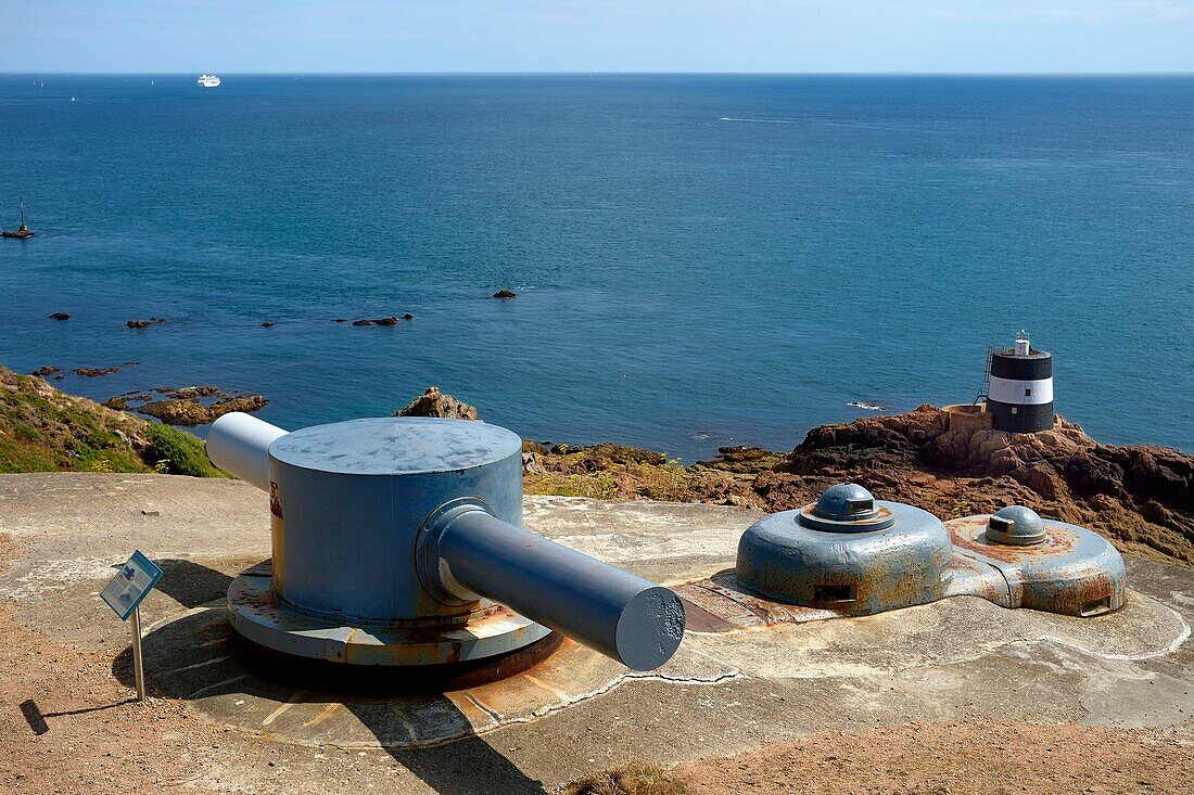 United Kingdom, Channel Islands, Jersey, parish of Saint Brelade, Noirmont Point, Battery Lothringen, German armoured range-finder turret from World War II