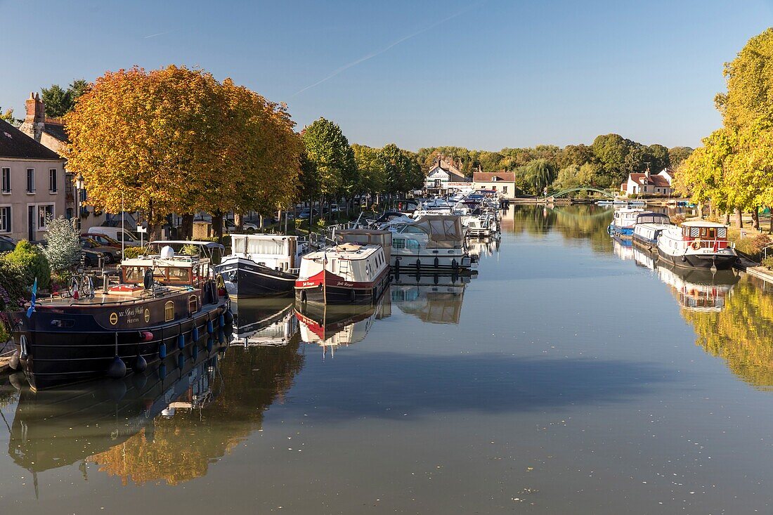 Frankreich,Loiret,Loiretal,Briare,Lastkähne auf dem Seitenkanal der Loire