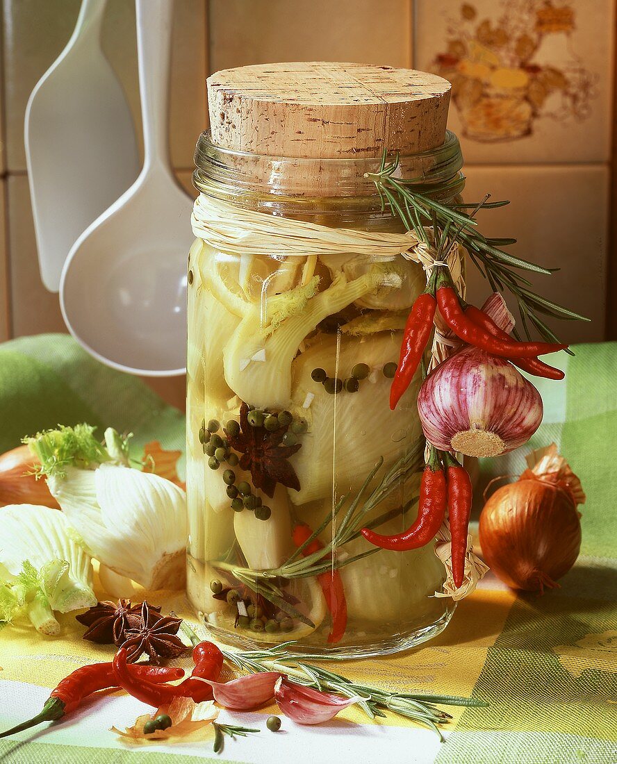 Marinierter Fenchel mit Gewürzen im Glas