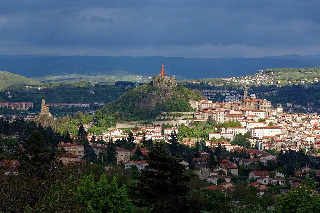 Frankreich,Haute Loire,Le Puy en Velay,eine Station auf dem Jakobsweg,Überblick über die Stadt mit der Statue von Notre Dame de France auf dem Rocher Corneille,die Kathedrale Notre Dame de l'Annonciation,die von der UNESCO zum Weltkulturerbe erklärt wurde,und Saint-Michel d'Aiguilhe