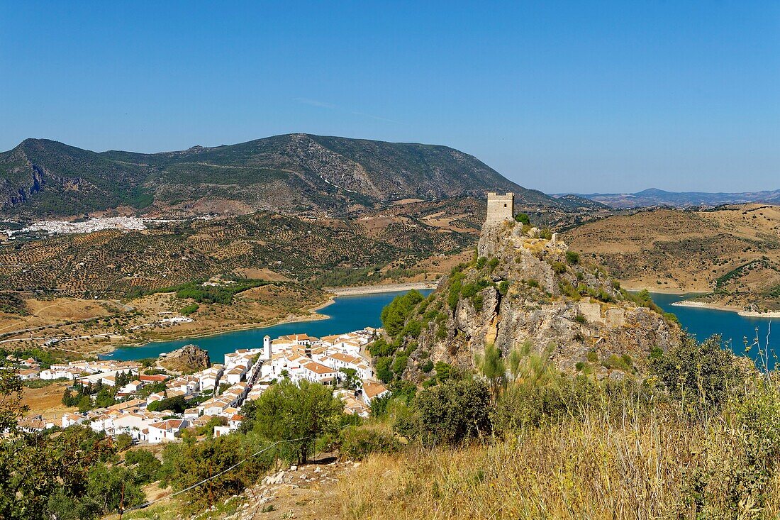 Spanien,Andalusien,Provinz Cadix,Zahara de la Sierra,Naturpark Sierra de Grazalema,Gesamtansicht des Dorfes,Ruta de los Pueblos Blancos (Straße der weißen Dörfer),Kapelle San Juan de Letran und der mittelalterliche Turm oberhalb des Dorfes und der Stausee von Zahara-el Gastor