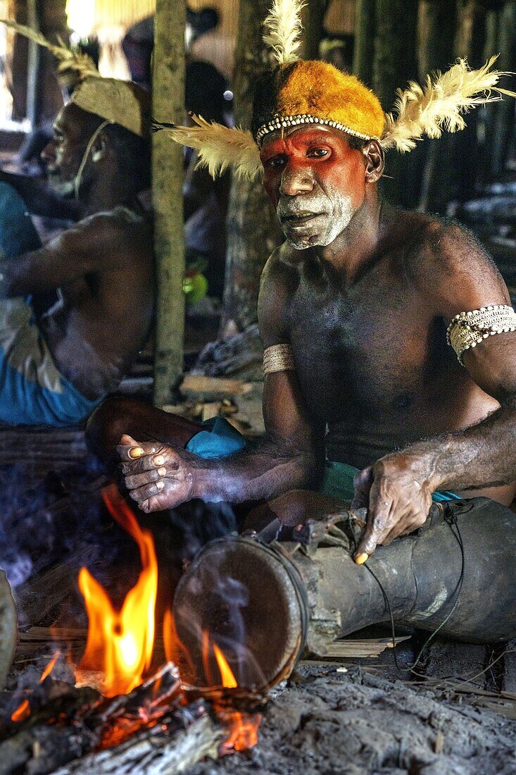 Indonésie, Papua, Agats district, Beriten village, Asmat tribe, drum ceremony