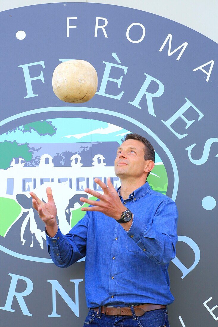 Frankreich,Pas de Calais,Wierre Effroy,Ferme du Vert,Käserei Sainte Godeleine,Joachim Bernard (einer der beiden Besitzer) mit einer Mimolette von der Cote d'Opale