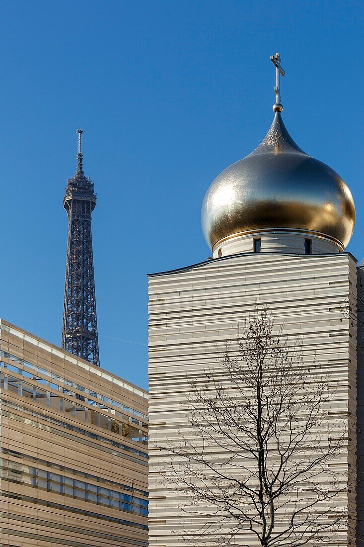 Frankreich,Paris,orthodoxe Kathedrale der heiligen Dreifaltigkeit am Quai Branly und der Eiffelturm im Hintergrund