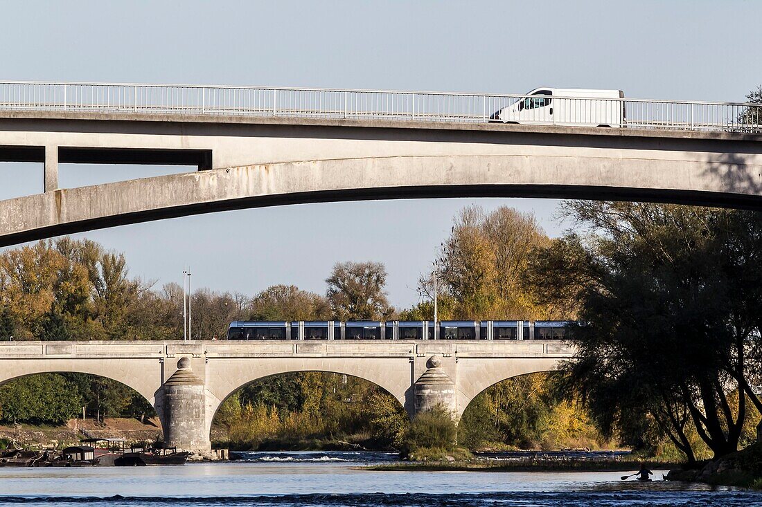 Frankreich,Indre et Loire,Loire-Tal,von der UNESCO zum Weltkulturerbe erklärt,Tours,die Loire in Tours,Blick auf die Napoleon- und die Wilson-Brücke