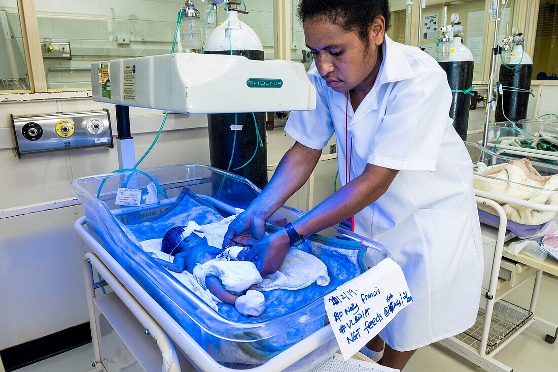 Papua-Neuguinea,Western Highlands Province,Mount Hagen,Mount Hagen Hospital,untergewichtiges Baby wird in einer Isolierstation warm gehalten