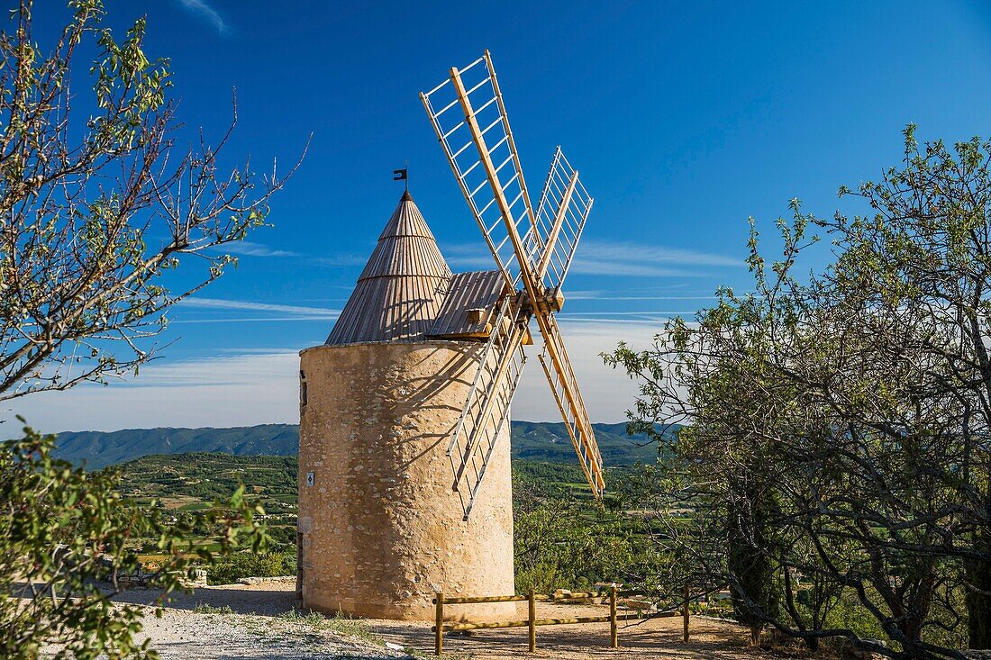 France, Vaucluse, Luberon, Saint-Saturnin-les-Apt, 12th century windmill