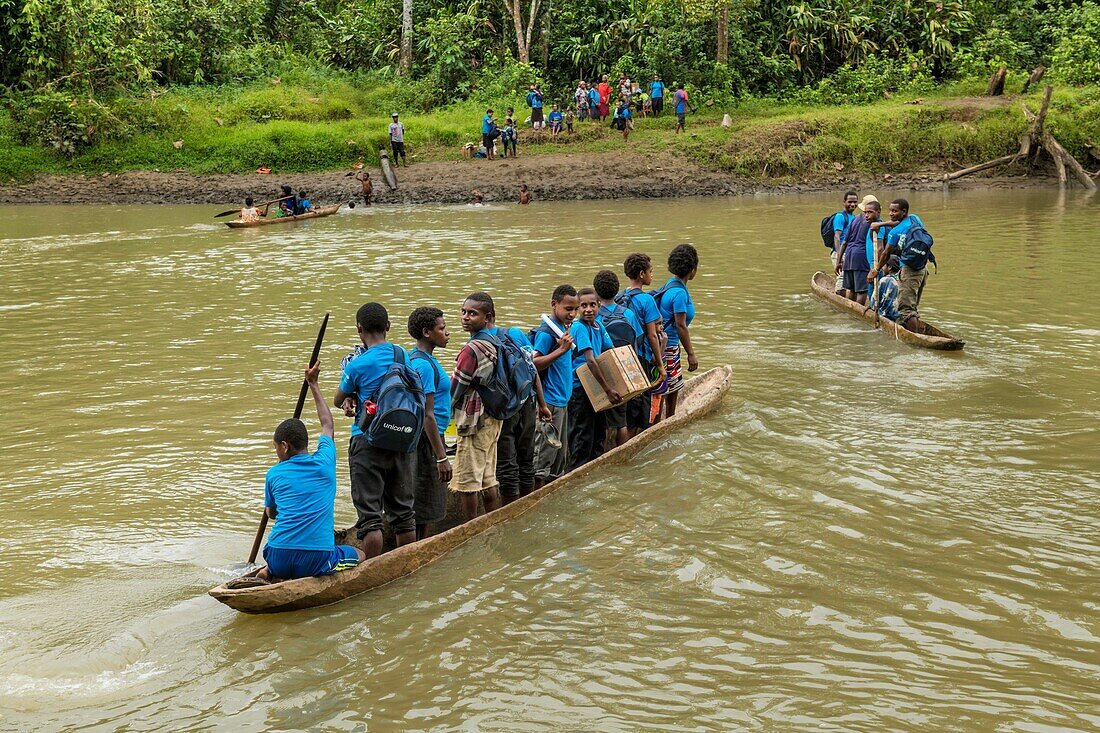 Papua New Guinea, Southern Highlands Province, Lake Kutubu, students on their way home from school in a canoe