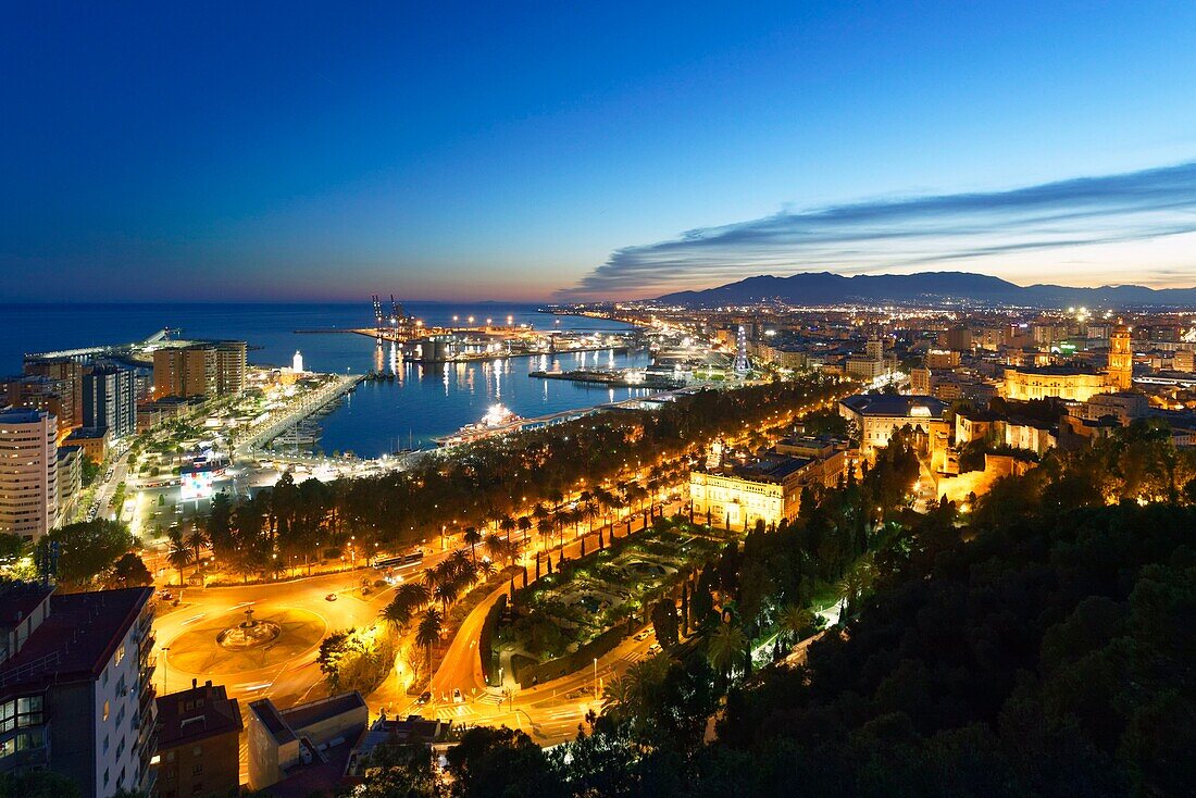 Spanien,Andalusien,Costa del Sol,Malaga,Gesamtansicht mit dem Hafen,dem Rathaus,der Kathedrale und der Alcazaba