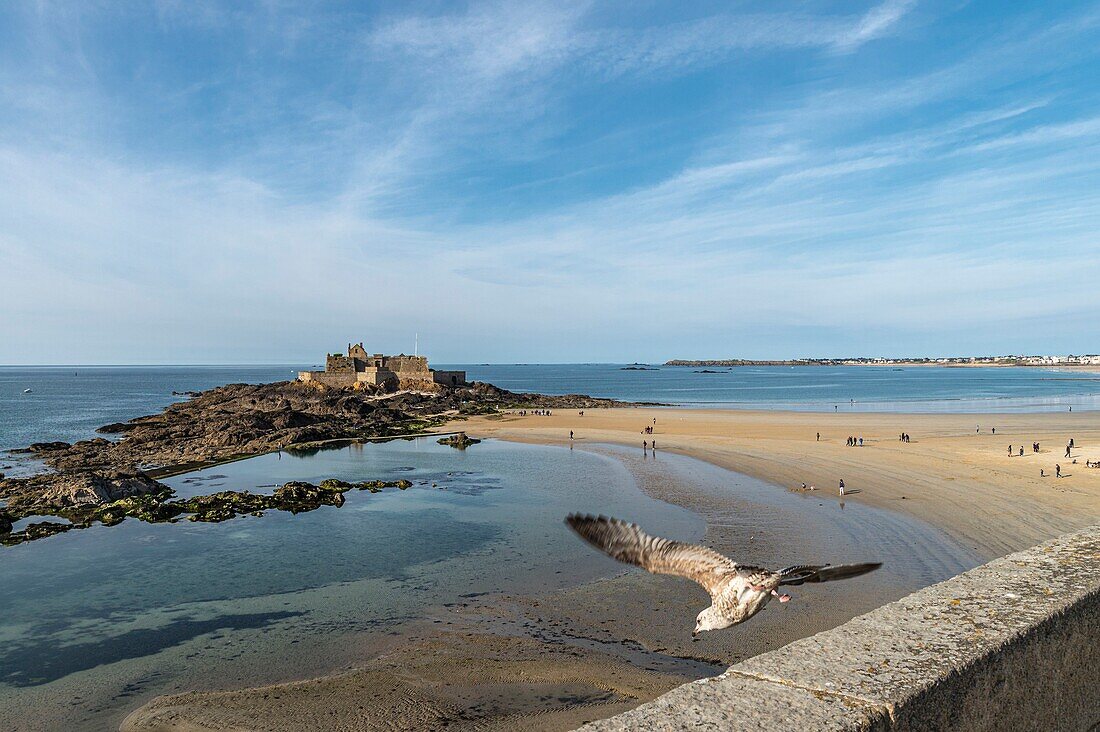 Frankreich,Ille et Vilaine,Cote d'Emeraude (Smaragdküste),Saint Malo,Fort National,entworfen von Vauban und erbaut von Siméon Garangeau von 1689 bis 1693,Strand von Eventail bei Ebbe