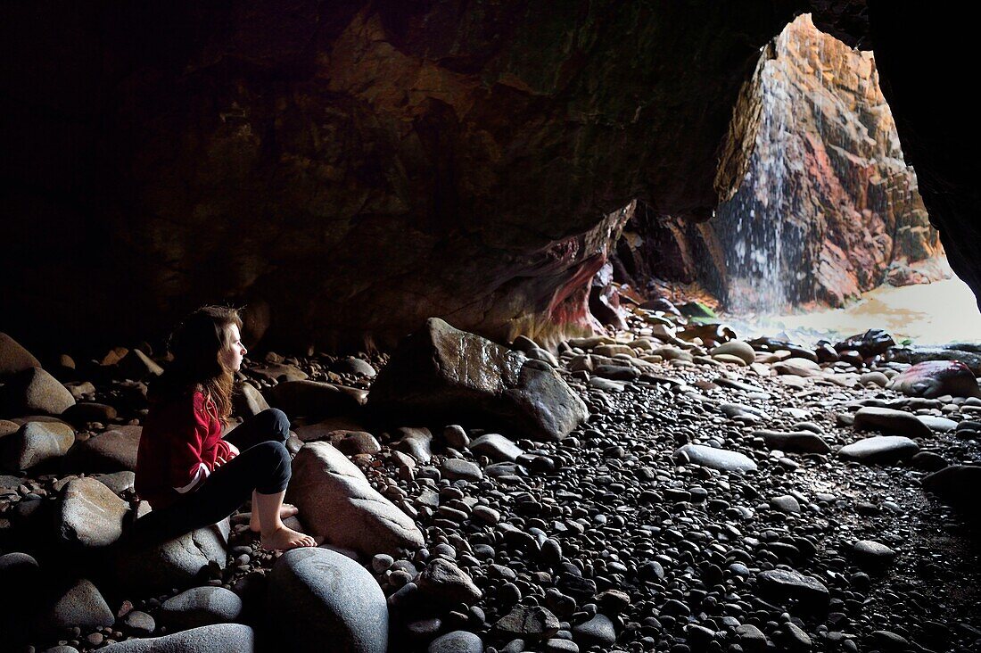 Vereinigtes Königreich,Kanalinseln,Jersey,Gemeinde Saint Ouen,Bucht von Plemont,Höhle Greve au Lanchon nur bei Ebbe zugänglich