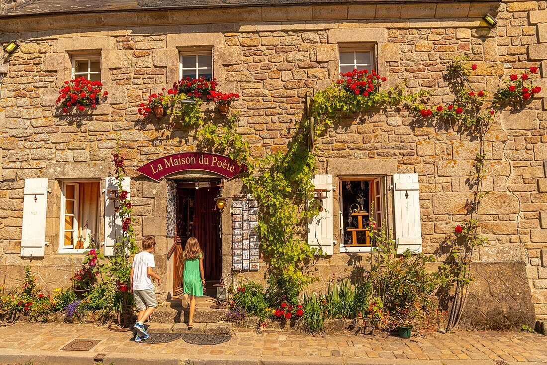 France, Finistère (29), Cornwall, Locronan, the village is ranked among the most beautiful villages in France and small towns of character, around the church the roofs of the village are works of art, the central square and the Renaissance houses are granite