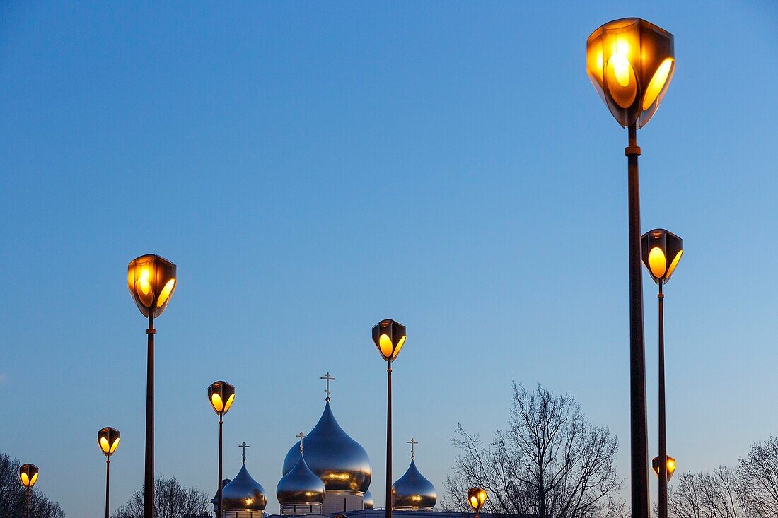 Frankreich,Paris,orthodoxe Kathedrale der heiligen Dreifaltigkeit am Quai Branly,Straßenlaternen auf der Iena-Brücke und der Eiffelturm im Hintergrund