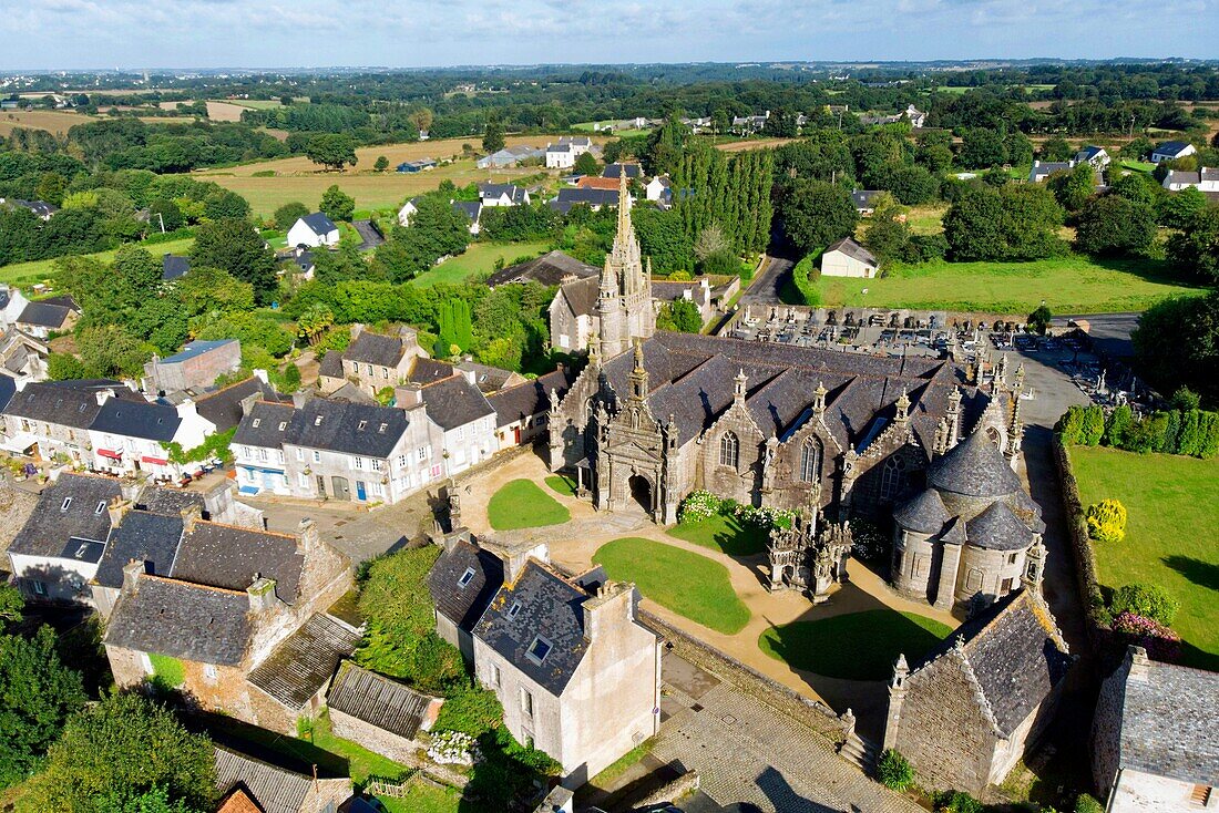 Frankreich,Finistere,Guimiliau,Pfarrbezirk,die Kirche,der Kalvarienberg und das Beinhaus (Luftaufnahme)