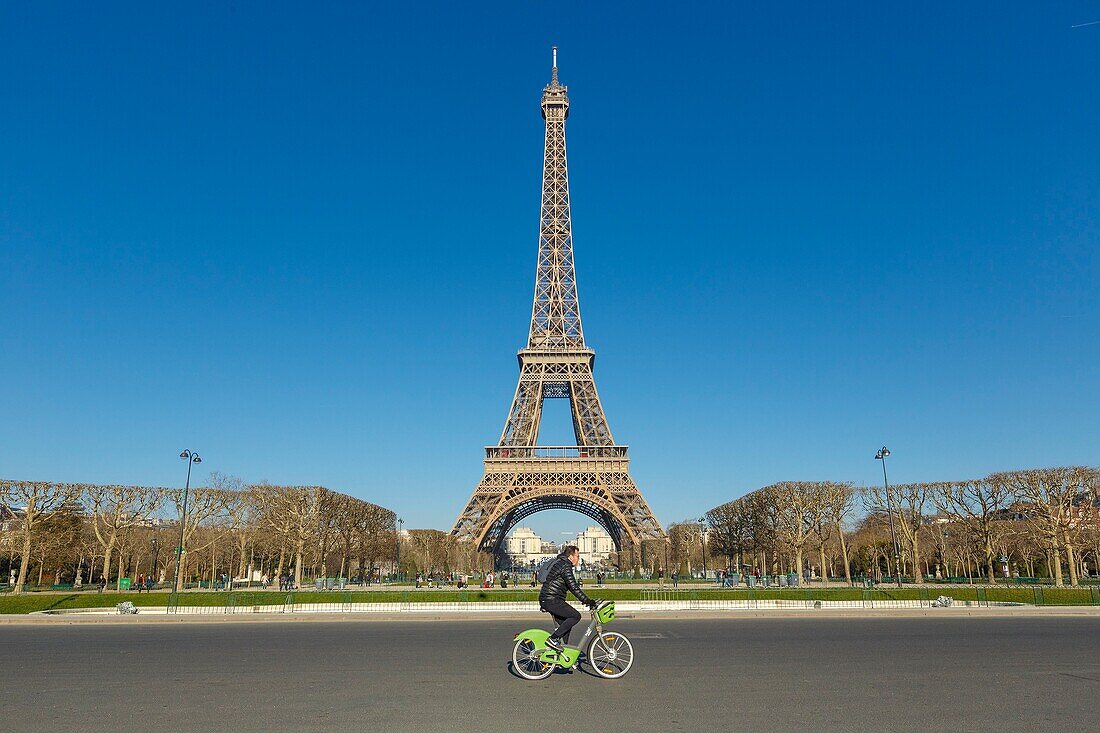 Frankreich,Paris,Stadtteil des Eiffelturms,der von der UNESCO zum Weltkulturerbe erklärt wurde,der Eiffelturm und das Palais de Chaillot (1937) im Hintergrund mit dem Trocadero und dem Platz der Menschenrechte