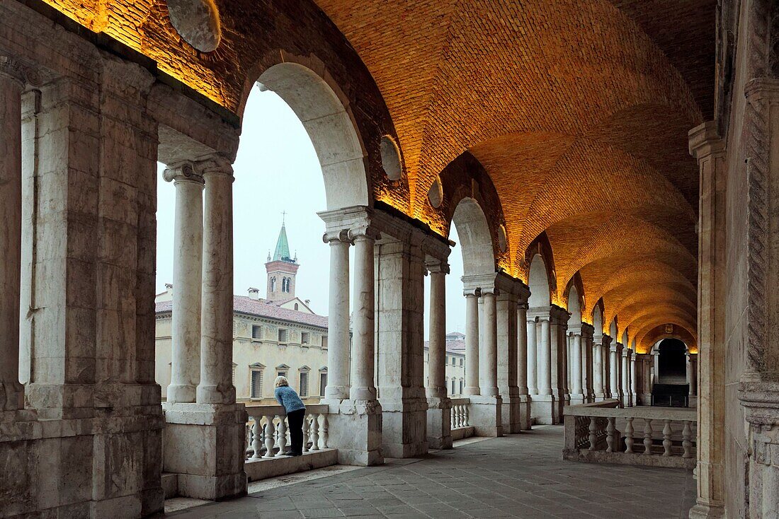 Italien,Venetien,Vicenza,Piazza Signori,Basilica Palladiana,die von der UNESCO zum Weltkulturerbe erklärt wurde,und San Vincenzo chuuch