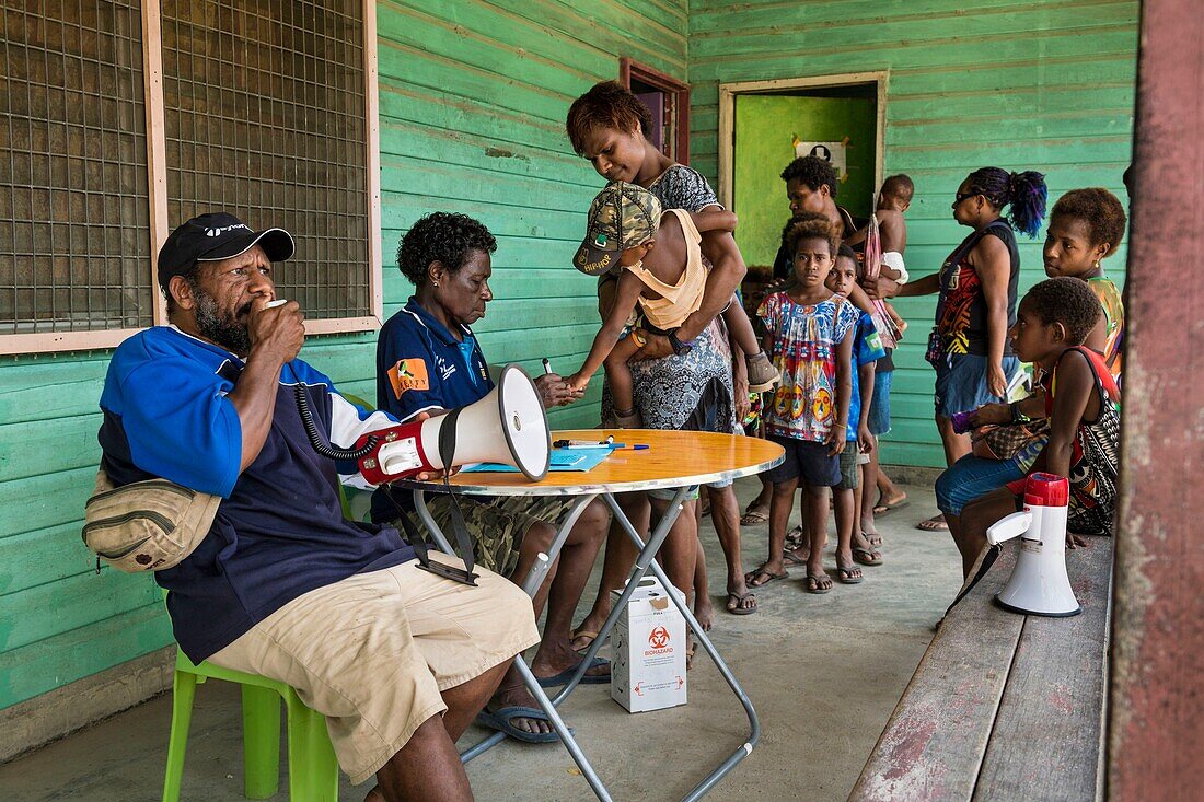 Papua-Neuguinea,Provinz East Sepik,Sepik River Region,Wewak City,Massenimpfung gegen Poliomyelitis im Rahmen der Kampagne zur Ausrottung der Epidemie 2019,Kennzeichnung der geimpften Kinder