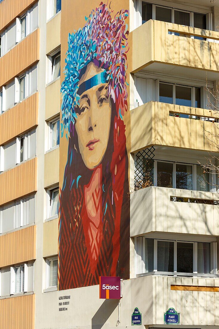 Frankreich,Paris,Wandgemälde an der Fassade eines Wohnhauses in der Rue Esquirol mit dem Namen Evelyne Nesbit von der spanischen Künstlerin Andrea Michaelsson unter dem Namen Btoy