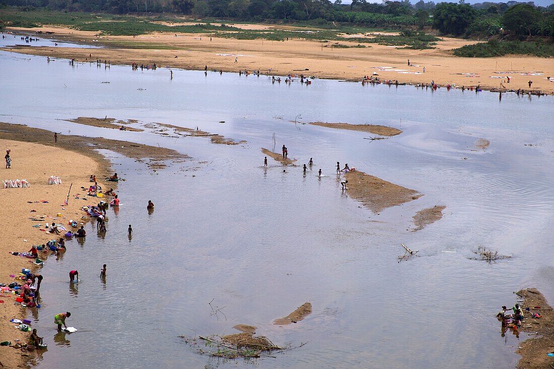 Madagaskar,Region Diana,Ambanja,die Wäscherinnen am Sambirano-Fluss