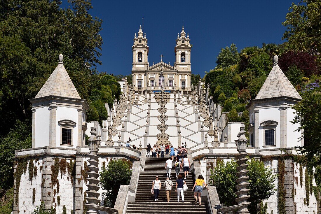 Portugal,Region Minho,Braga,Heiligtum Bom Jesus do Monte,UNESCO-Welterbe,zugänglich über eine Haupttreppe mit 600 Stufen,Via Sacra,bestehend aus der Treppe der fünf Sinne und der Treppe der drei Tugenden