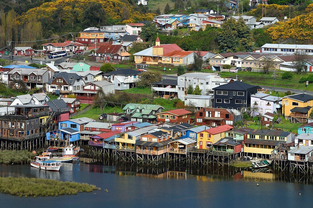 Chile,Region Los Lagos,Insel Chiloé,Stadt Castro,hölzerne Fischerhäuser auf Stelzen,so genannte Palafitos,im Mündungsgebiet des Flusses Gamboa