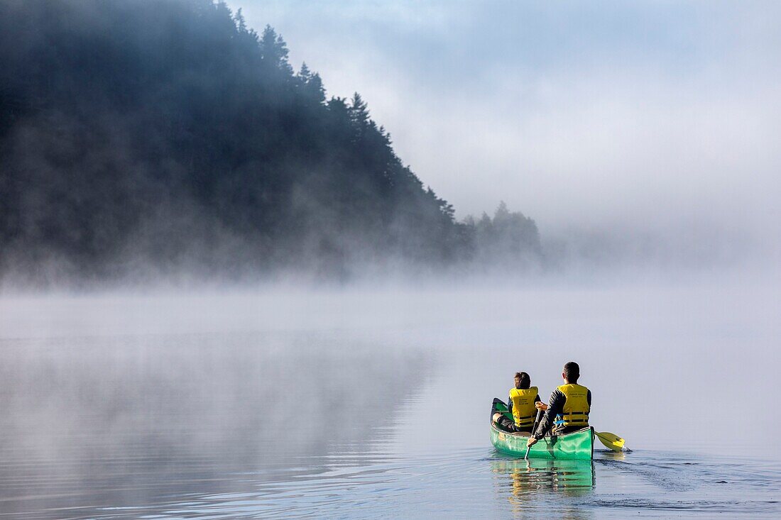 Canada, Province of Quebec, Mauricie Region, Saint-Maurice Wildlife Reserve north of Mauricie National Park, morning canoe trip on Soucis Lake, father and son in morning fog MODEL RELEASE OK