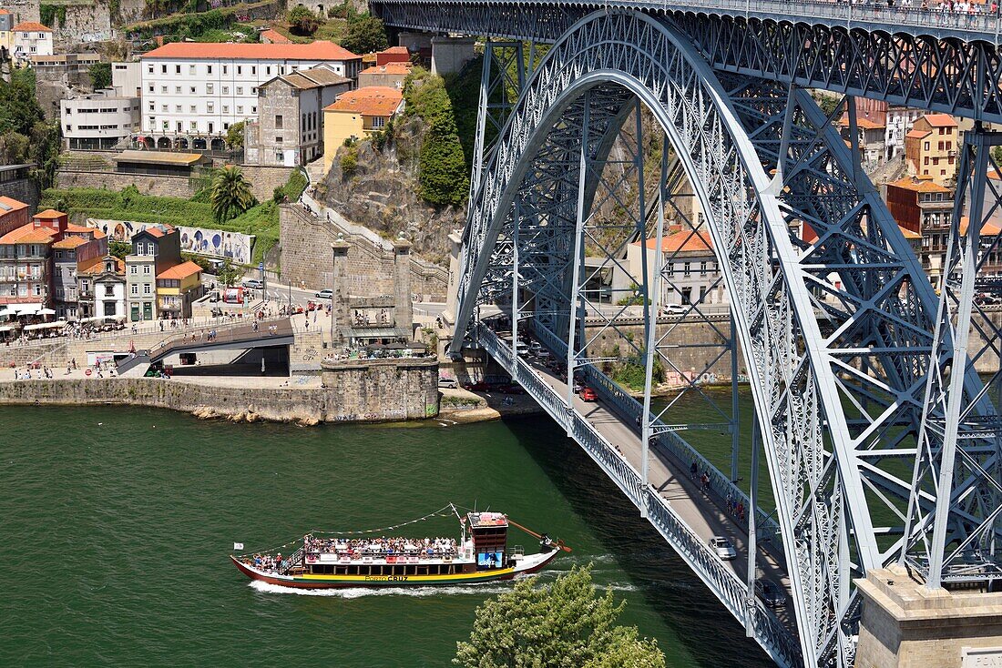 Portugal,Region Nord,Porto,historisches Zentrum,das von der UNESCO zum Weltkulturerbe erklärt wurde,historisches Viertel Cais de Ribeira,Brücke Dom Luis I.,die zwischen 1881 und 1886 von dem Ingenieur Théophile Seyrig,einem Schüler von Gustave Eiffel,gebaut wurde und den Fluss Douro überspannt