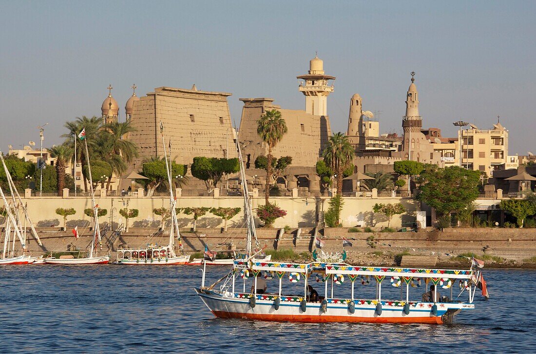 Ägypten,Oberägypten,Niltal,Luxor,Fluss-Shuttle,das den Nil vor dem Luxor-Tempel überquert