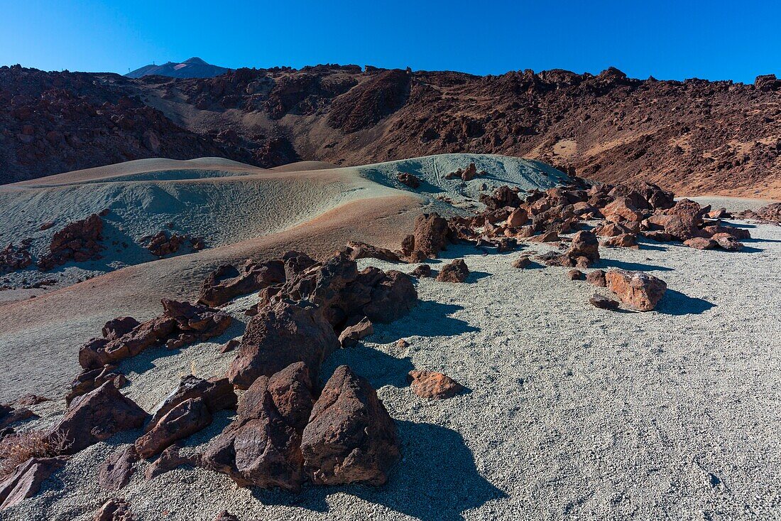 Spanien,Kanarische Inseln,Insel Teneriffa,Parque Nacional del Teide (Teide-Nationalpark),von der UNESCO zum Weltkulturerbe erklärt,Vegetation und Felsen bis zum Vulkan Teide