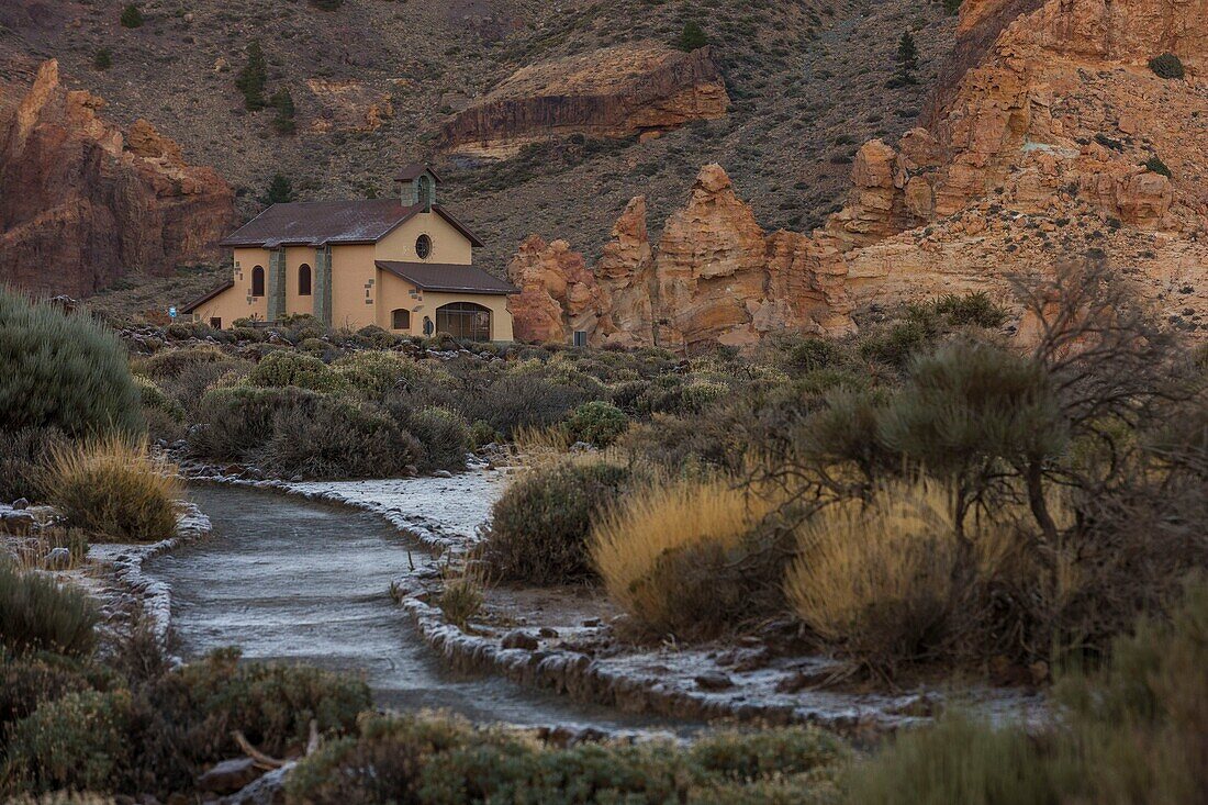 Spanien,Kanarische Inseln,Insel Teneriffa,Parque Nacional del Teide (Teide-Nationalpark),von der UNESCO zum Weltkulturerbe erklärt,Ermita de Las Nieves,Vegetation und Felsen bis hin zum Vulkan Teide