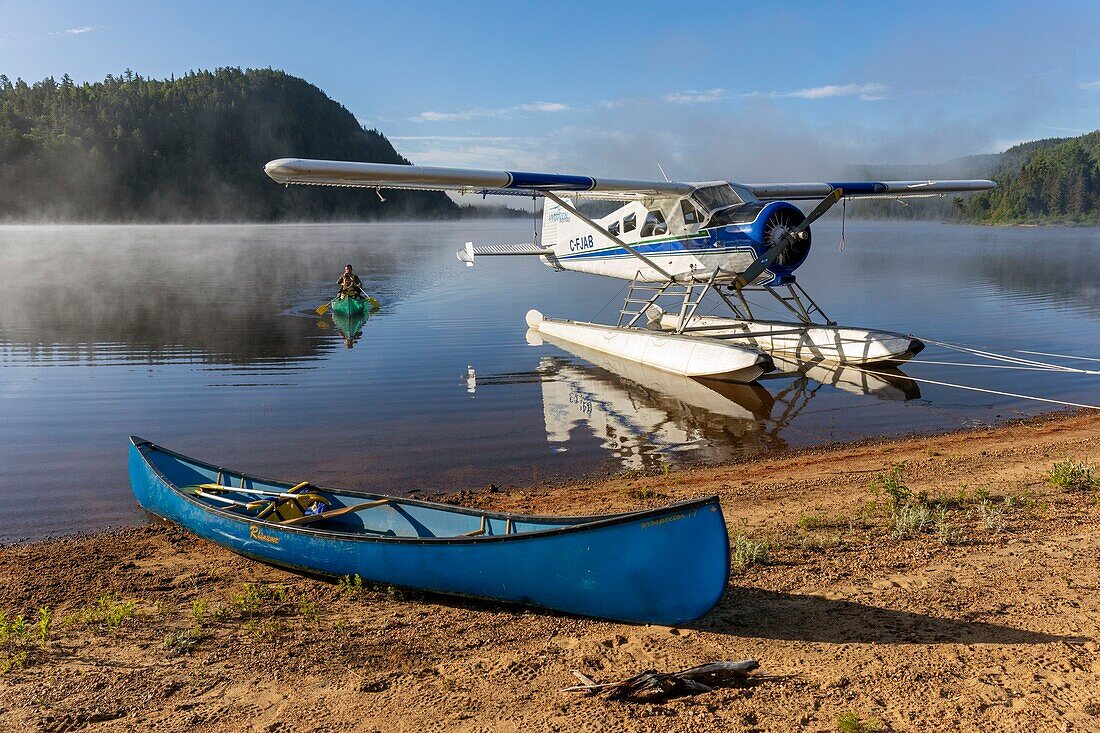 Kanada,Provinz Quebec,Region Mauricie,Hydravion Aventure,Saint-Maurice Wildlife Sanctuary nördlich des La Mauricie Nationalparks,Kanufahrt am frühen Morgen auf dem Soucis See MODELLFREIGABE OK