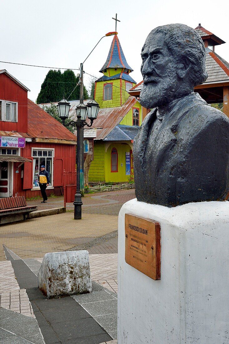 Chile,Region Los Lagos,Insel Chiloé,Quemchi,Statue des Schriftstellers Francisco Coloane,der hier geboren wurde