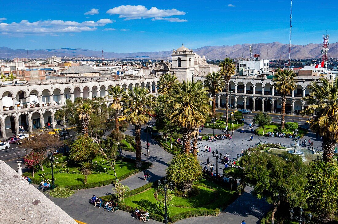 Peru,Arequipa,oder Weiße Stadt,von der UNESCO zum Weltkulturerbe erklärt,koloniales Zentrum,Plaza de Armas von der Kathedrale Notre Dame