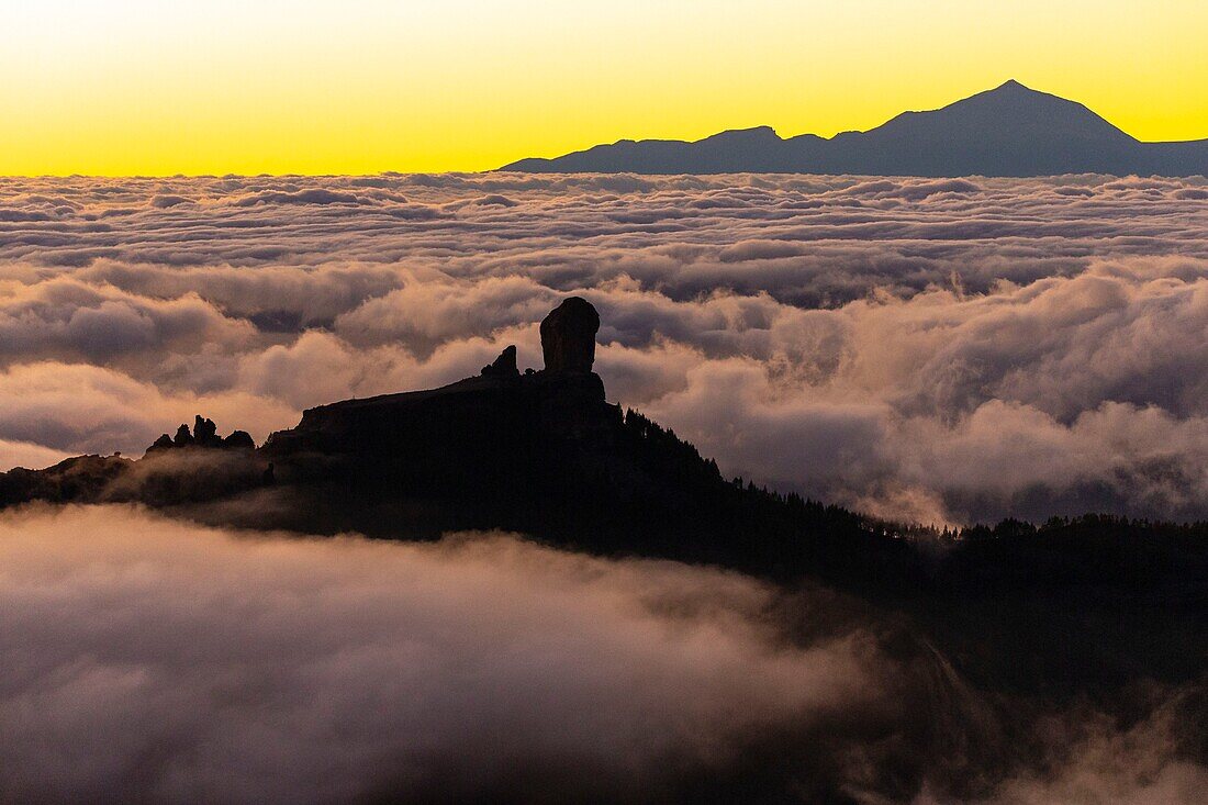 Spain, Canary Islands, Gran Canaria Island, el el Roque Nublo is a basalt monolith of 80 m high and culminating at 1813 m, in the background the summit of Teide on the island of Tenerife