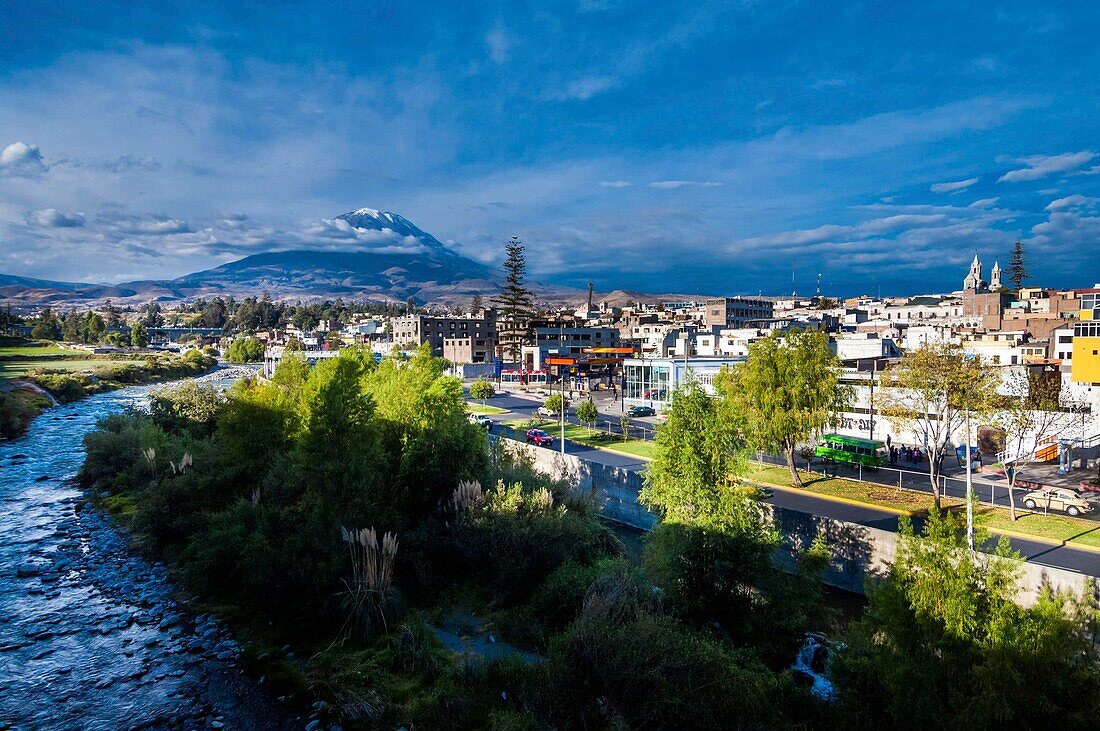 Peru,Arequipa,oder Weiße Stadt,von der UNESCO zum Weltkulturerbe erklärt,koloniales Zentrum,Fluss Chili und Vulkan Misti 5825 m