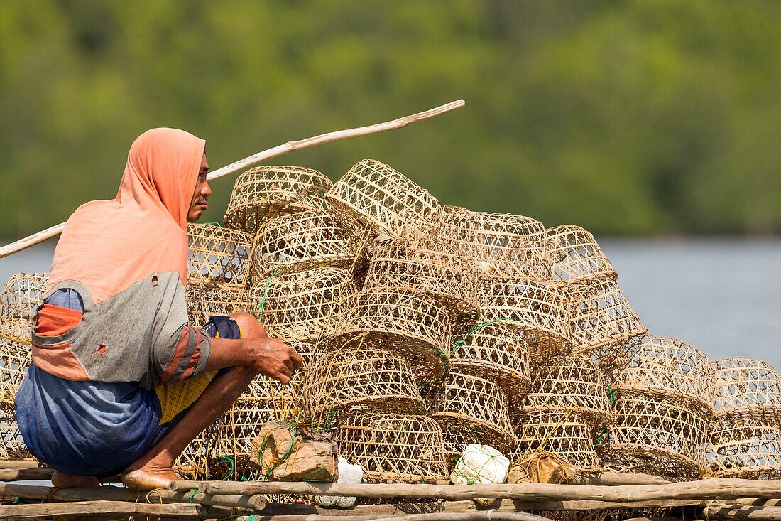 Philippines, Palawan, Malampaya Sound Protected Landscape and Seascape, fisherman dropping crab traps