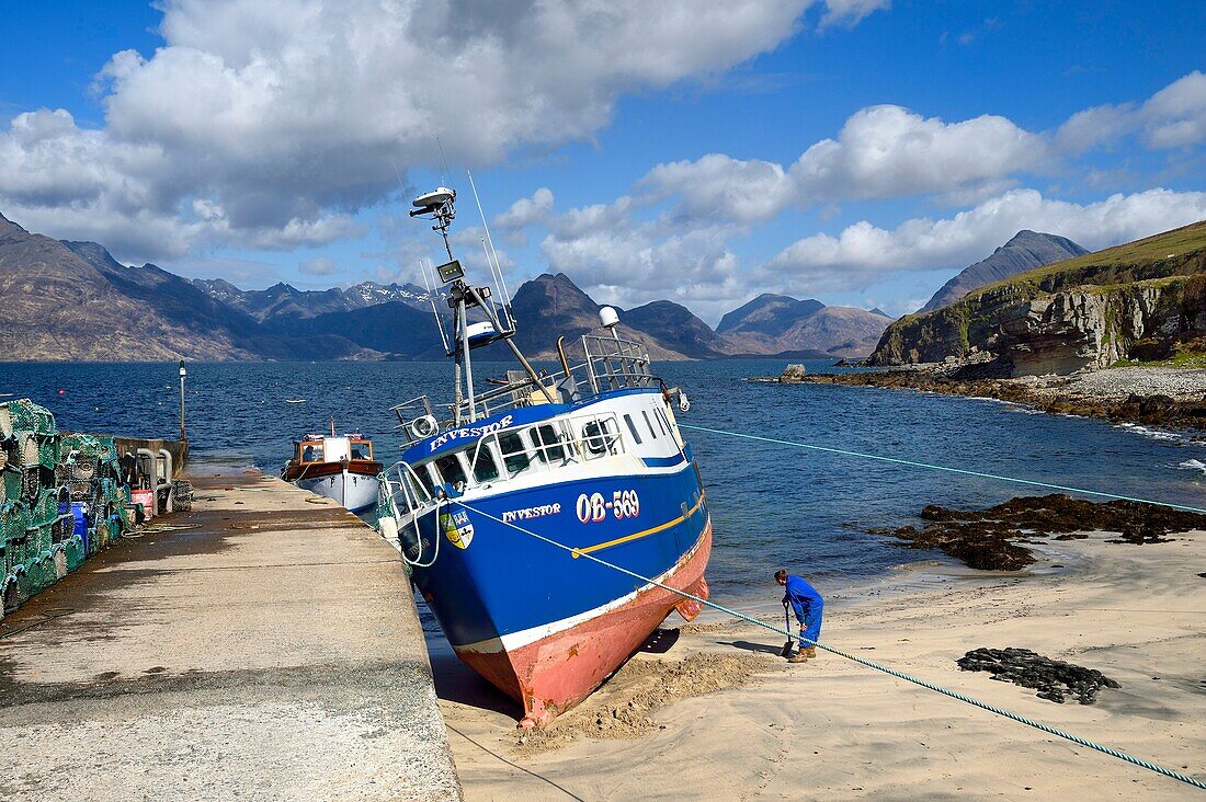 Vereinigtes Königreich,Schottland,Highlands,Hebriden,Isle of Skye,Fischerboot im kleinen Hafen des Dorfes Elgol am Ufer des Loch Scavaig gegen Ende der Halbinsel Strathaird und die Black Cuillin Mountains im Hintergrund