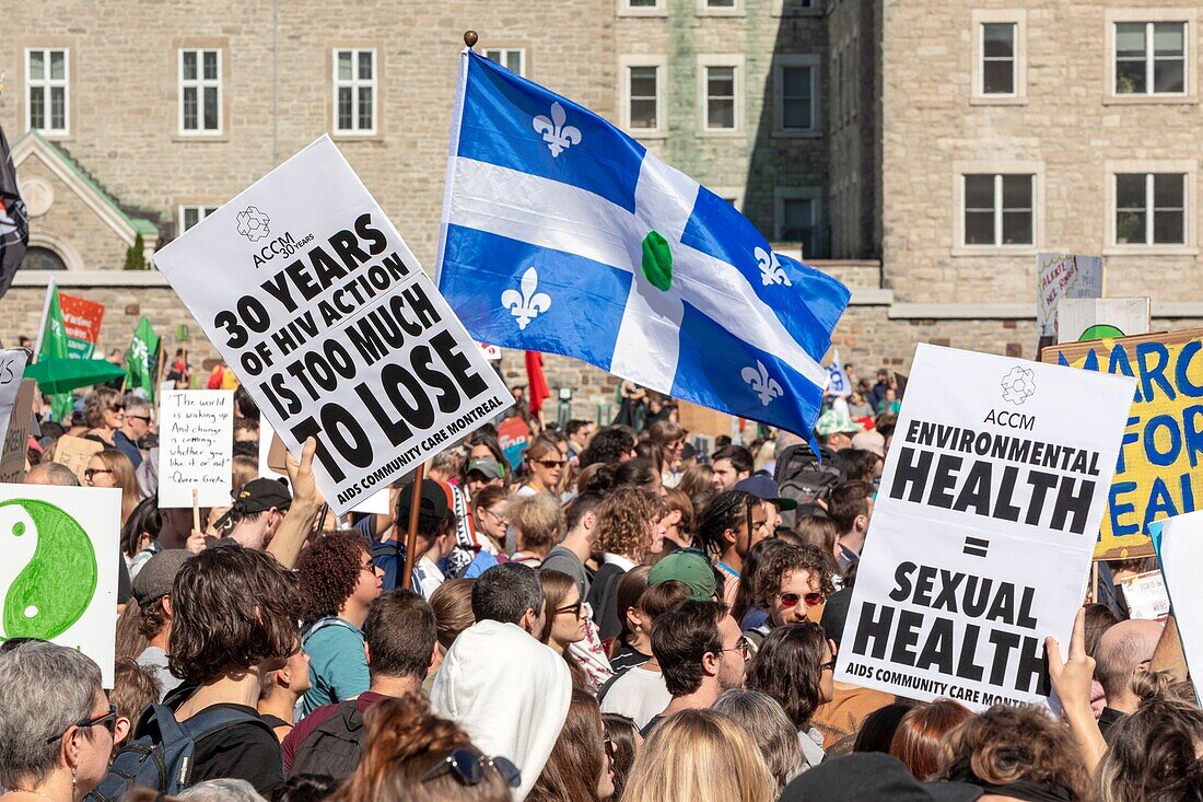 Kanada,Provinz Quebec,Montreal,der Marsch für das Klima,die Prozession,die Menge schwenkt Schilder mit Slogan,Quebec-Flagge mit grünem Punkt