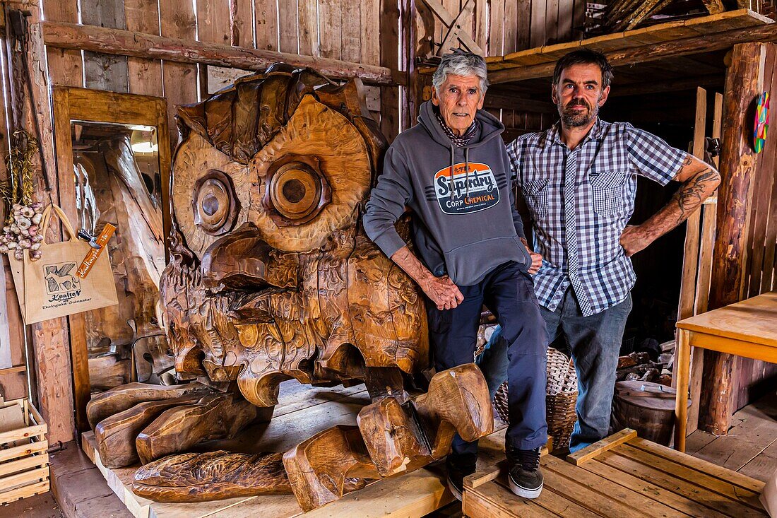 Sweden, County of Vastra Gotaland, Hokerum, Ulricehamn hamlet, Rochat family report, Patrick Peter's father made a lot of precious wood sculptures including the Owl